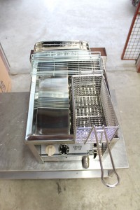 ガスフライヤーの油槽は、揚げ物の形状を整える台がある為、左右で深さが違います